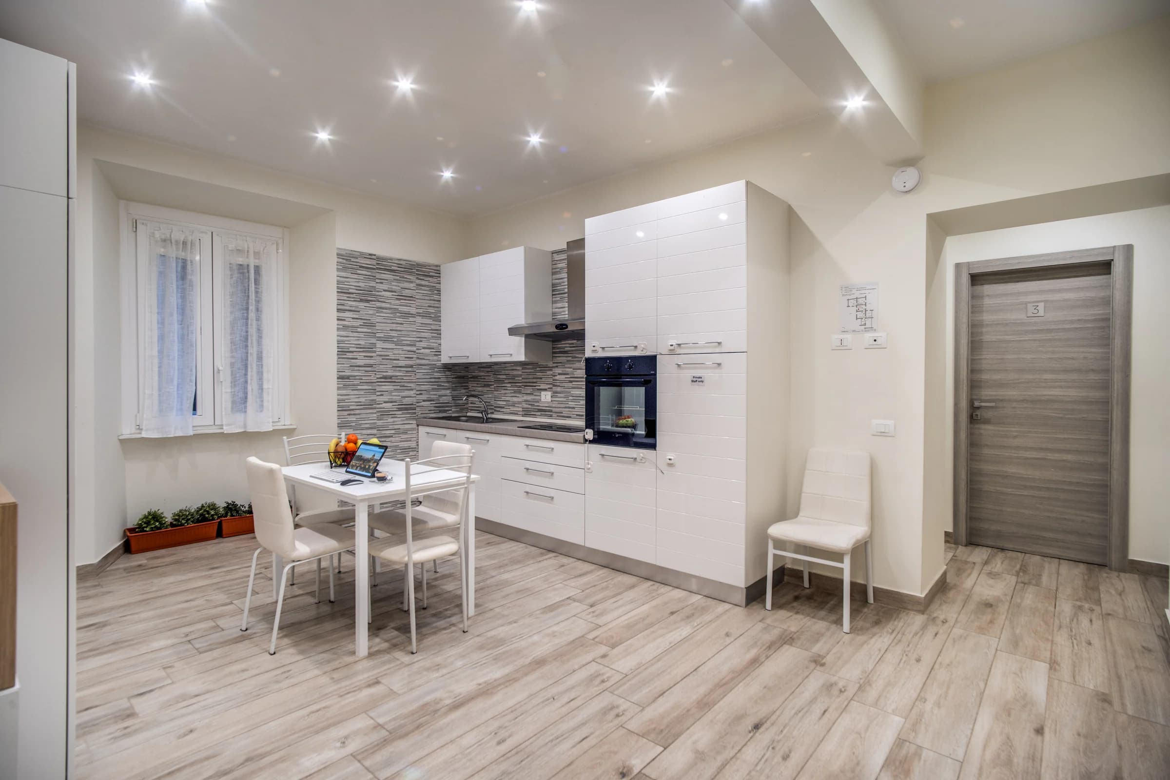 Cucina comune luminosa con tavolo e sedute