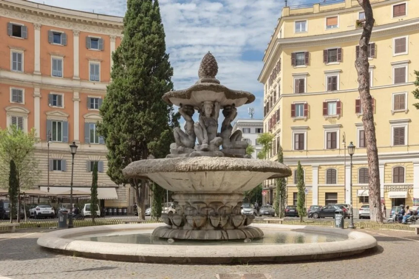 La fontana di Piazza dei Quiriti, a Prati, tra palazzi color pastello